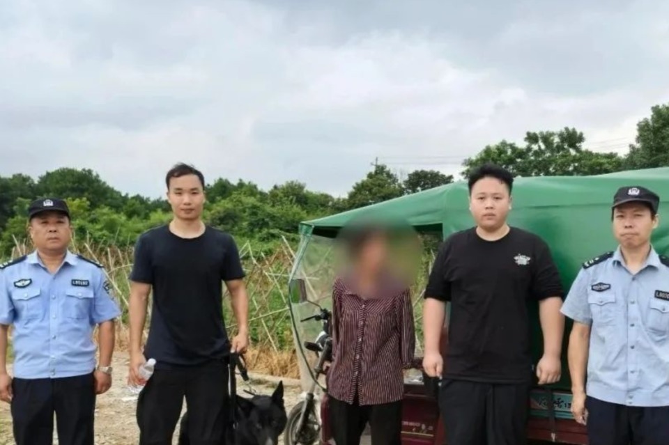 老人深夜消失在大山里，警民合作暴雨中将其找回