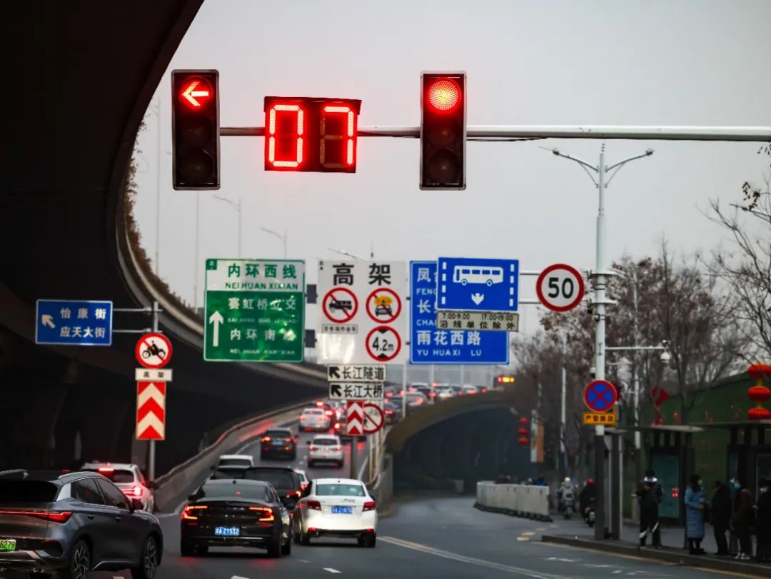 南京的红绿灯,又火了! 南京的红绿灯,又火了!