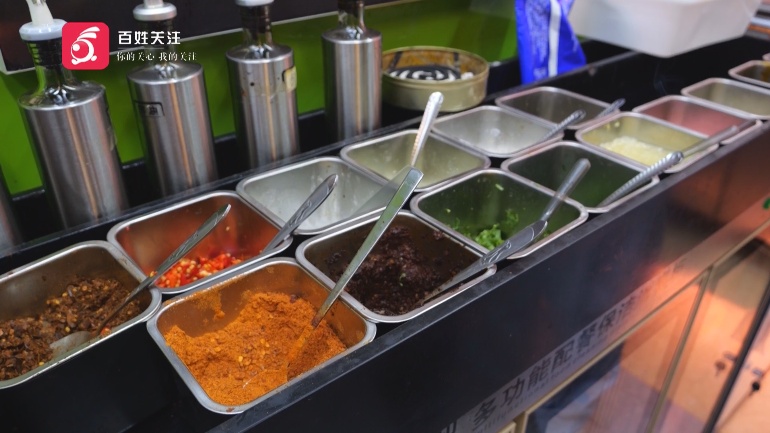 贵阳一女子吃火锅，蘸料碗里活蛆蠕动当场抠吐，商家态度敷衍：这是蛋白质！