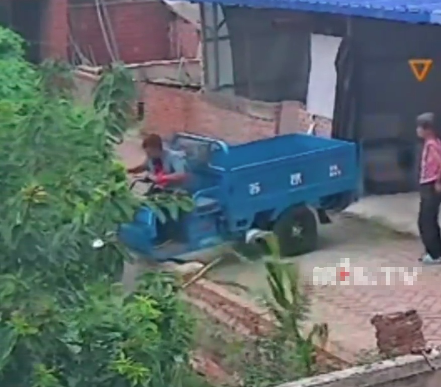 老人瞒着家人偷买三轮车，在家试驾撞烂围墙，女儿看监控被气哭