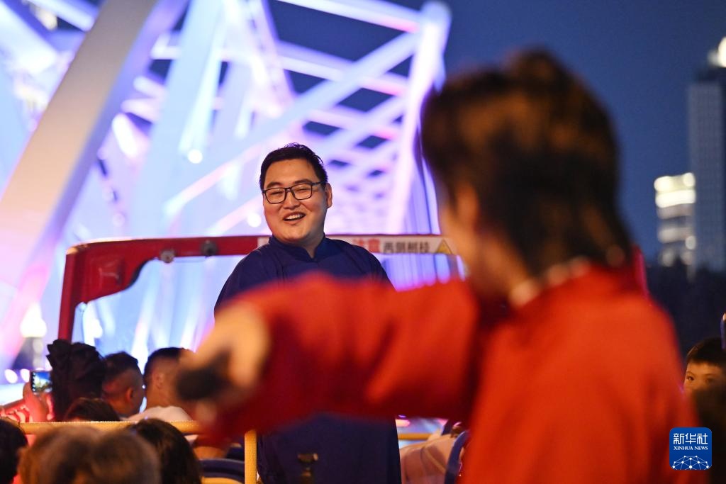 在欢声笑语中开行的“相声巴士”