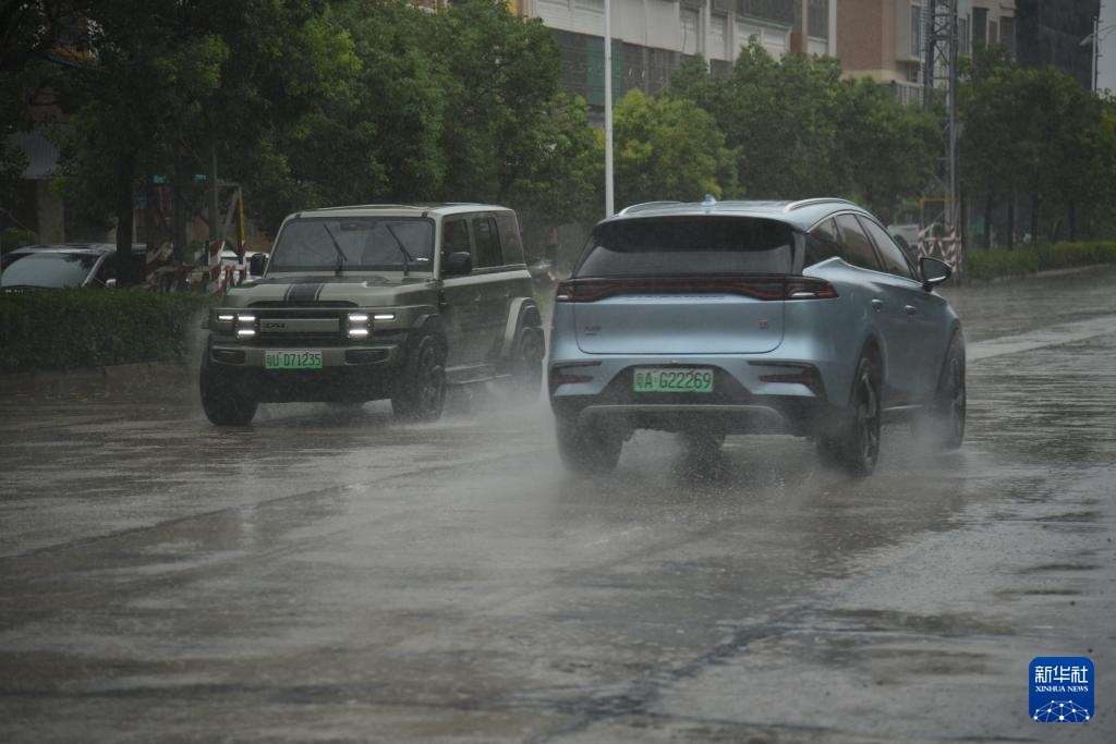 台风“杨柳”过境 广东多地发布暴雨预警 台风“杨柳”过境 广东多地发布暴雨预警