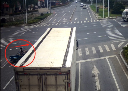 海宁路口，电动三轮车连人带车摔倒在地，交警这样判！