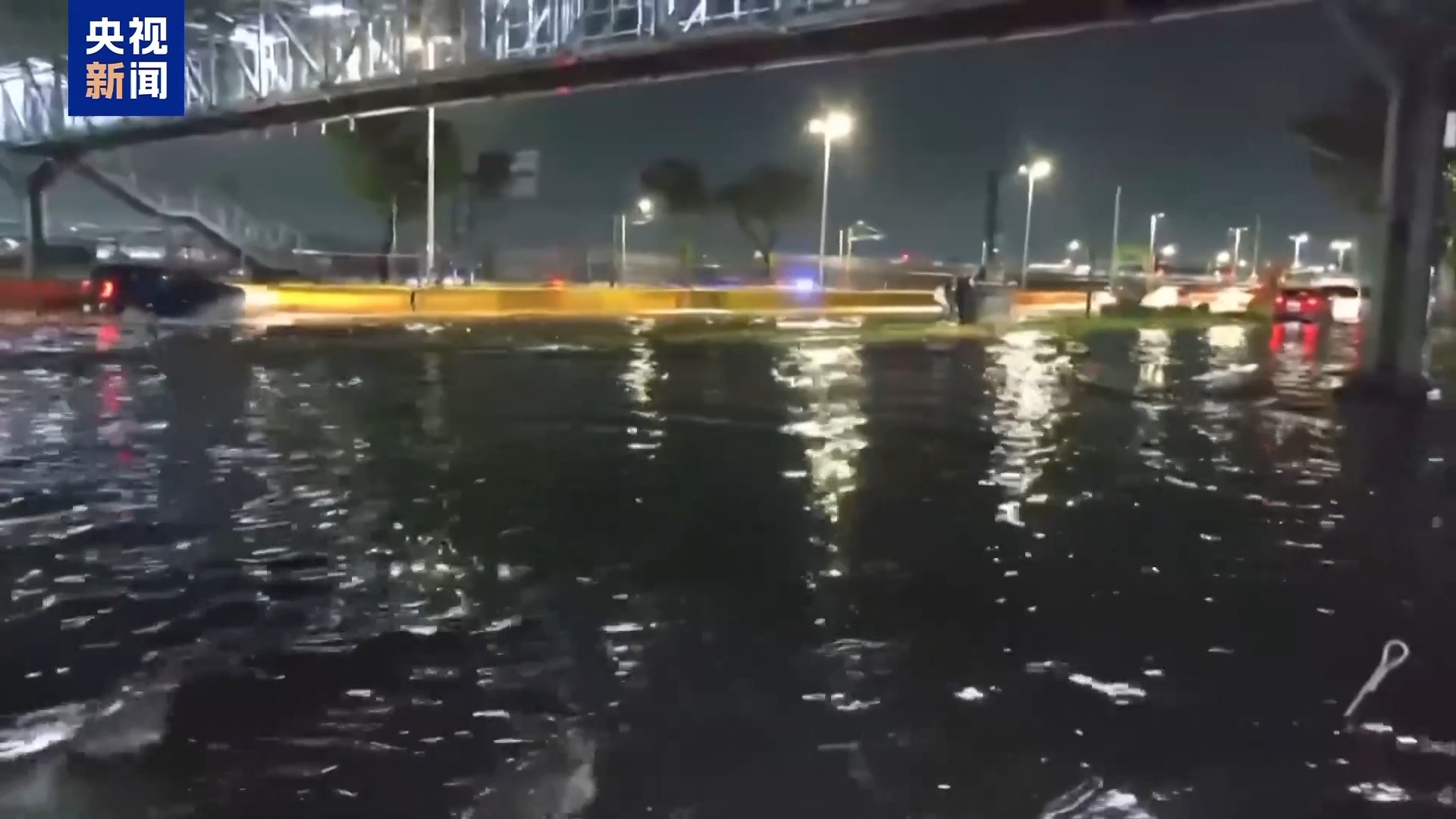 墨西哥城遇70多年来最强降雨 地标广场被淹机场瘫痪