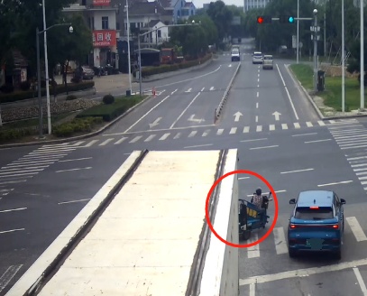 海宁路口，电动三轮车连人带车摔倒在地，交警这样判！