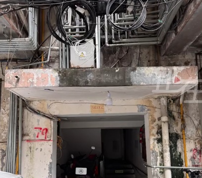 张靓颖旧居楼道被粉丝乱写乱画，社区回应：今天涂掉明天就会有