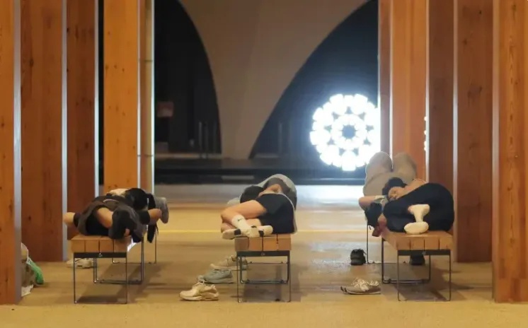 窗户上写着“救命”！日本大阪地铁瘫痪，约3万人被困