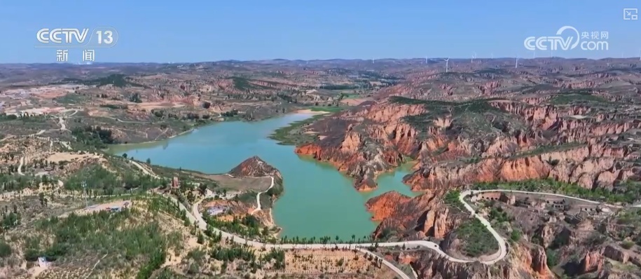 科技“啃出”绿色奇迹！卫星视角“瞰变化” 探秘从黄沙漫天到绿意蔓延的蜕变