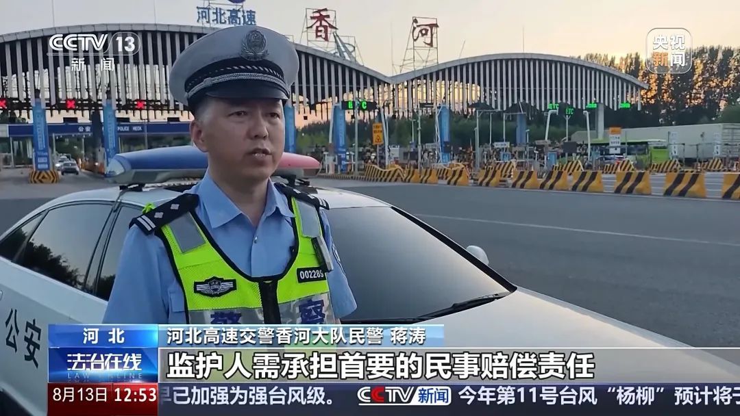 电动自行车“组装”公园长椅，4名少年危险出行！暑期尚未结束，家长们看好孩子！