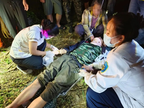 男子清晨上山撒农药后失联，最后从“地下”10米拉出......