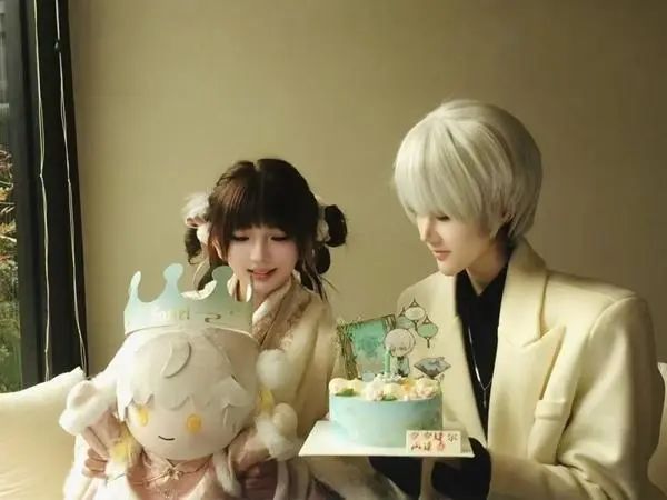 当虚拟男友走进“现实”：她们在“Cos委托”里体验被爱