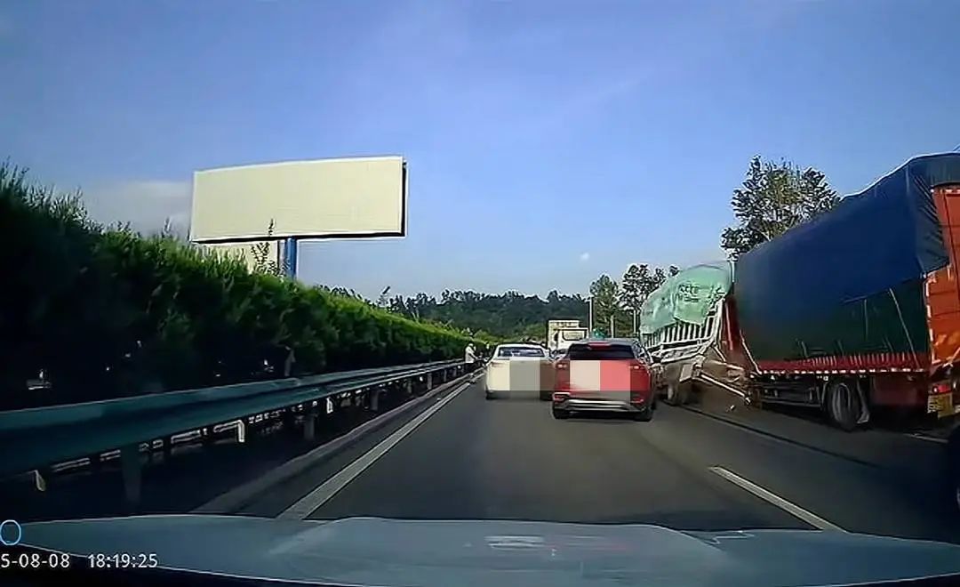 高速堵车时女子下车查看被货车撞伤！当事人回应“看热闹”质疑