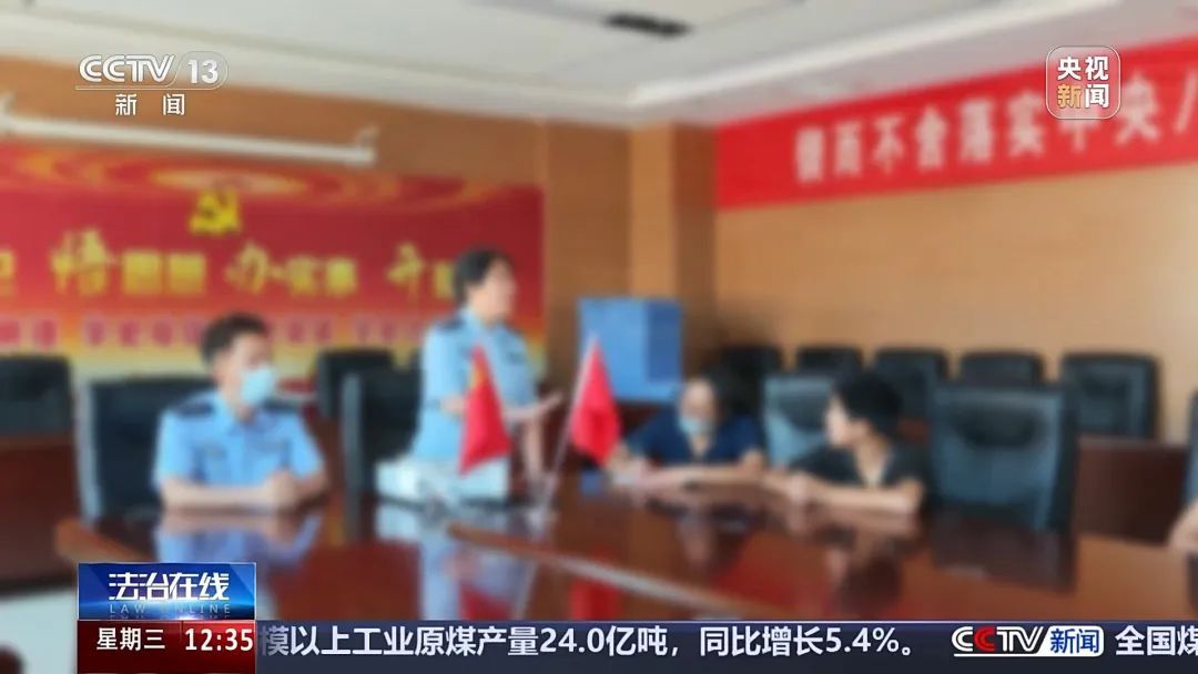 电动自行车“组装”公园长椅，4名少年危险出行！暑期尚未结束，家长们看好孩子！