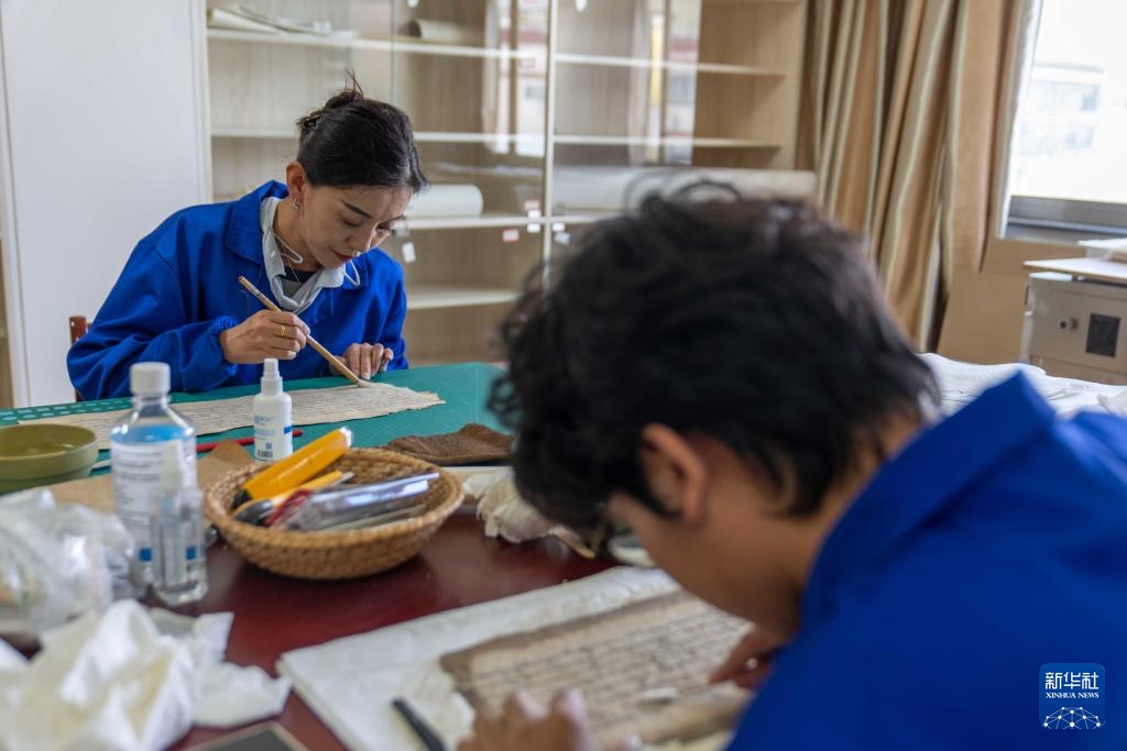 西藏：科技为古籍保护注入新活力