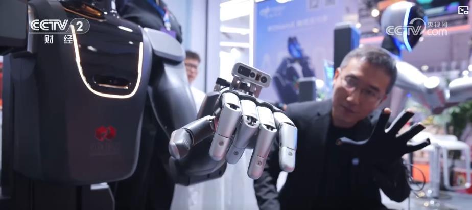 从科研实验室走向消费市场 人形机器人产业全方位“加速跑” 从科研实验室走向消费市场 人形机器人产业全方位“加速跑”