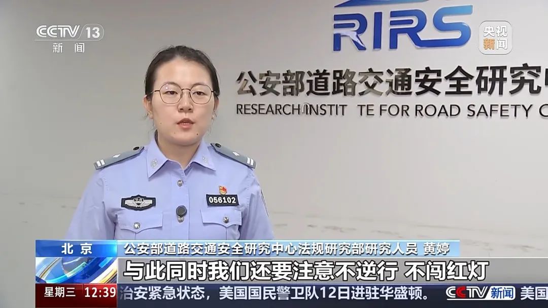 电动自行车“组装”公园长椅，4名少年危险出行！暑期尚未结束，家长们看好孩子！