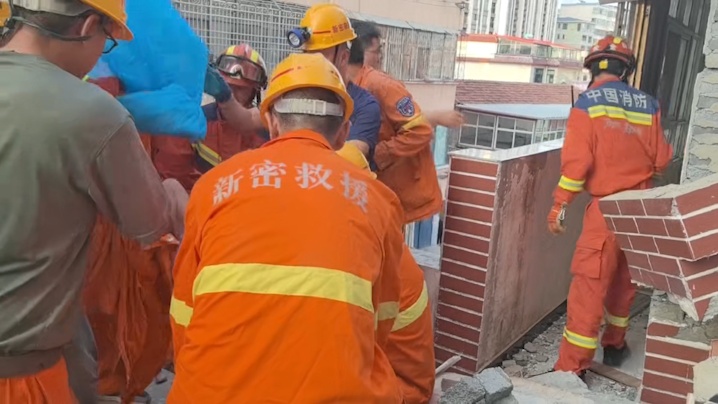 事发新密！一汽车失控“冲进”居民家中！