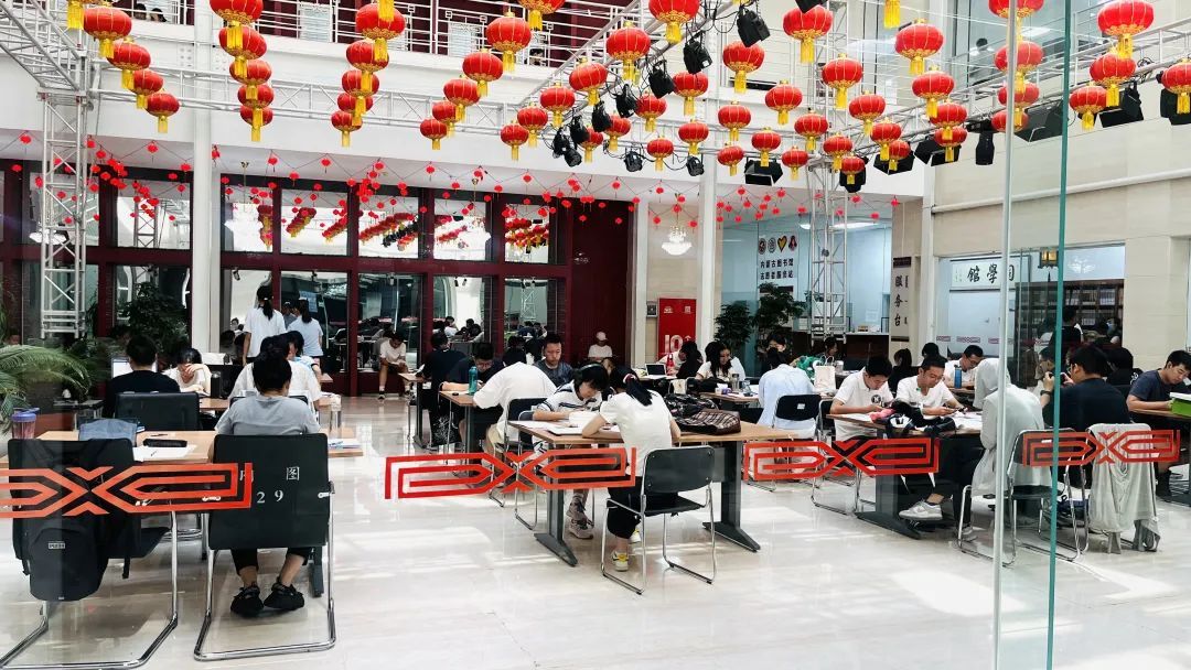 一位难求！呼和浩特这个地方最近超火爆，早上8点不到就已经排开长队