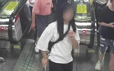 男子戴口罩、假发取快递，原来是....