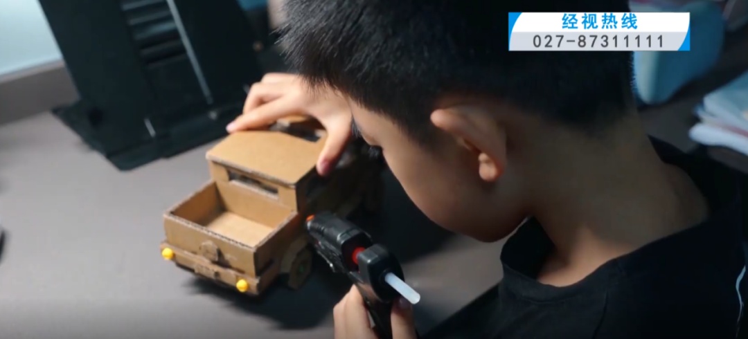 厉害！武汉8岁男孩用瓦楞纸手搓出一套3C产品，细节惊人