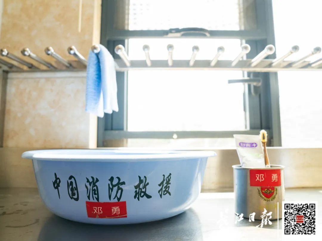 武汉消防员邓勇不幸牺牲,年仅28岁 武汉消防员邓勇不幸牺牲,年仅28岁