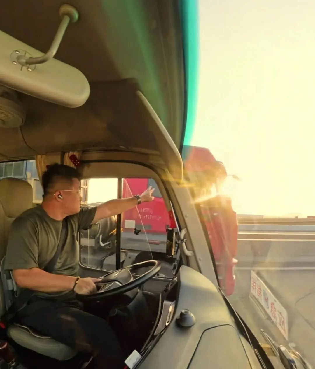 发现货车轱辘冒火星，他狂追两公里，因为“一家顶梁柱不能出事！”