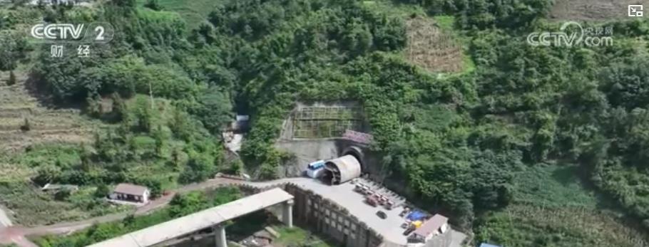 “八纵八横”高铁网再添新进展：渝昆高铁川滇段隧道全线贯通