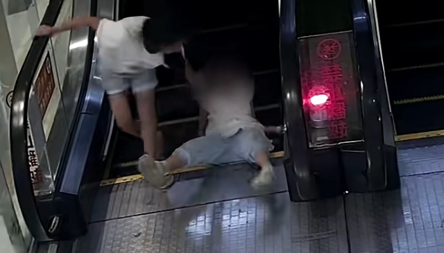 8岁女童扶梯上逆向奔跑遇险！家长请认真看