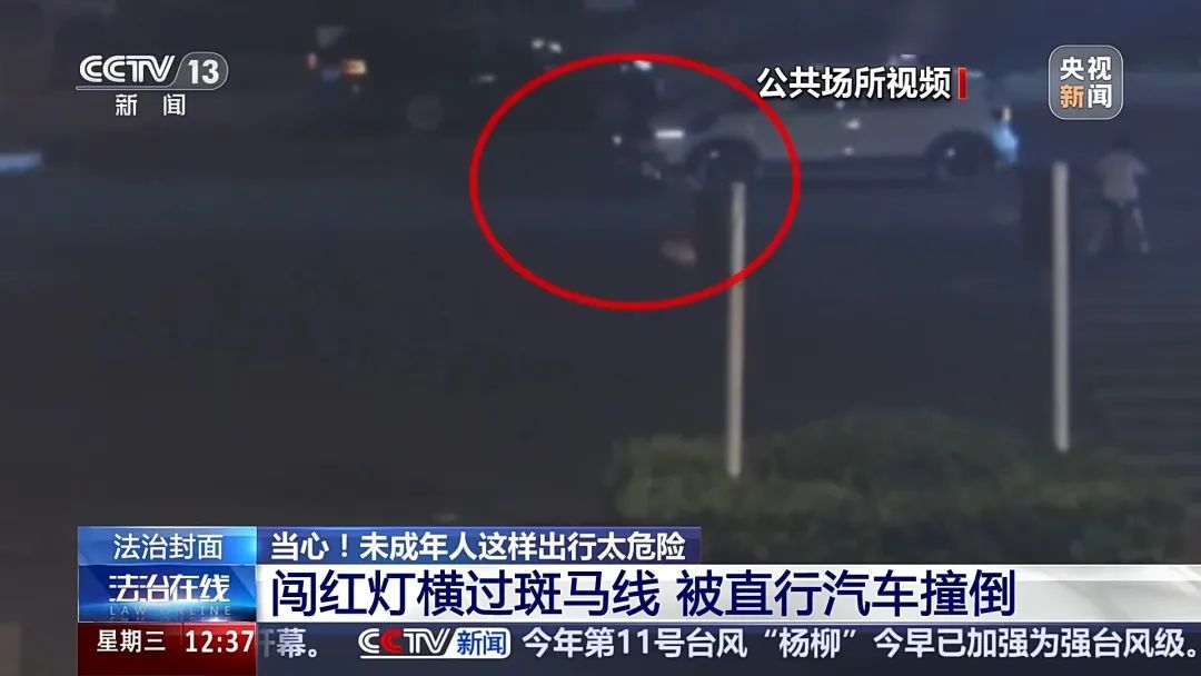 电动自行车“组装”公园长椅，4名少年危险出行！暑期尚未结束，家长们看好孩子！