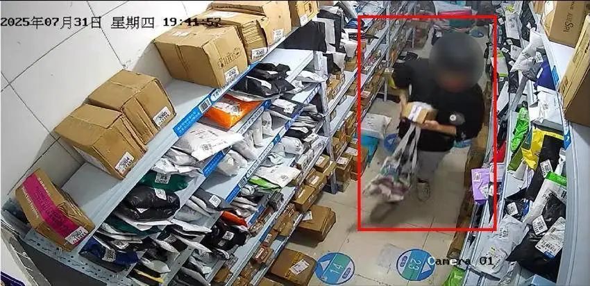 因曾吃“哑巴亏”怀恨两年,一男子戴口罩、假发取快递,真相竟是.... 因曾吃“哑巴亏”怀恨两年,一男子戴口罩、假发取快递,真相竟是....