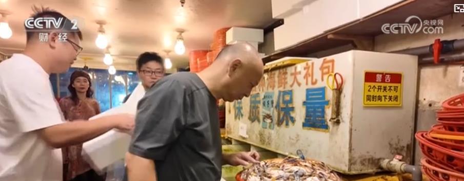 海产品迎来丰收季:海鲜市场购销两旺 多种品类丰富市民餐桌 海产品迎来丰收季:海鲜市场购销两旺 多种品类丰富市民餐桌