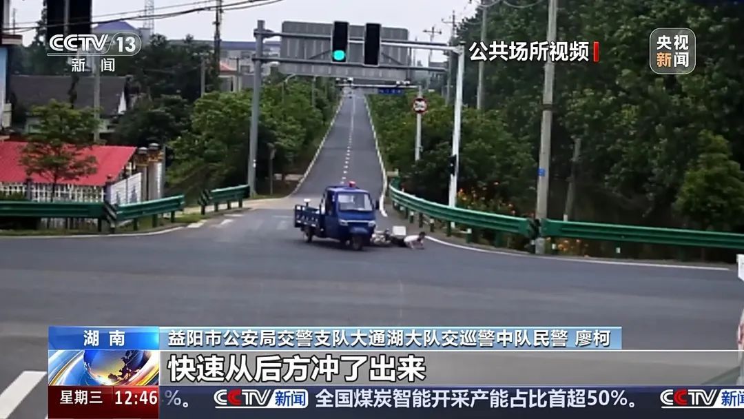 电动自行车“组装”公园长椅，4名少年危险出行！暑期尚未结束，家长们看好孩子！