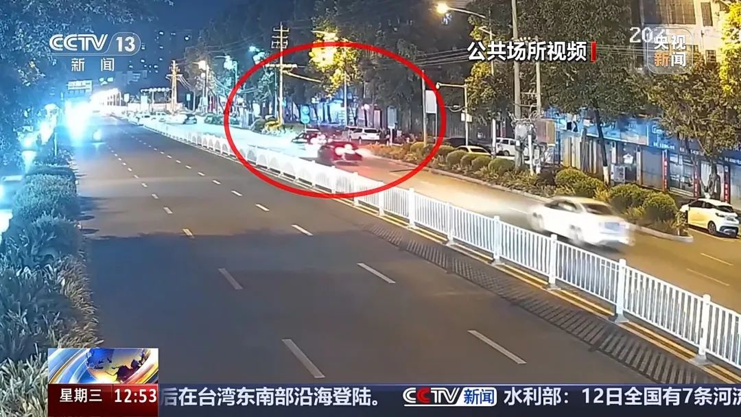 电动自行车“组装”公园长椅，4名少年危险出行！暑期尚未结束，家长们看好孩子！