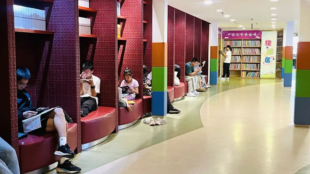 一位难求！呼和浩特这个地方最近超火爆，早上8点不到就已经排开长队