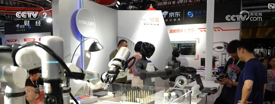 从科研实验室走向消费市场 人形机器人产业全方位“加速跑” 从科研实验室走向消费市场 人形机器人产业全方位“加速跑”