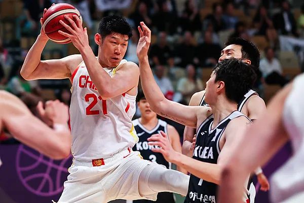 中国男篮79比71战胜韩国队，时隔10年重回亚洲杯4强