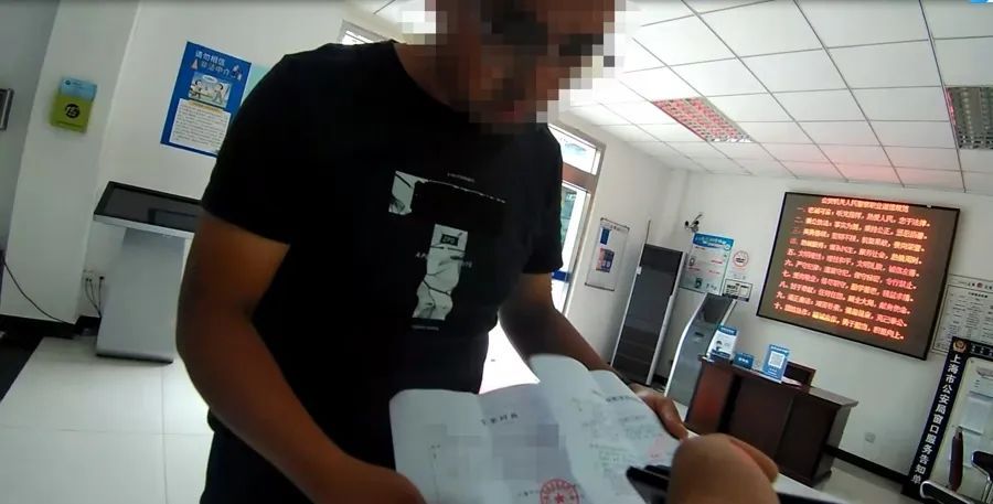 网聊遇“红颜知己”？上海一男子裸聊一夜损失4.5万，警方紧急拦截→