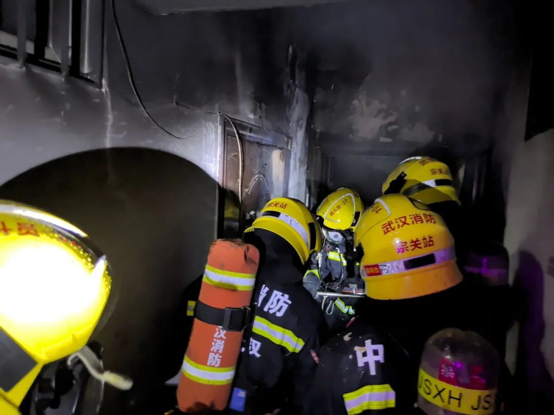 武汉消防员邓勇不幸牺牲,年仅28岁 武汉消防员邓勇不幸牺牲,年仅28岁