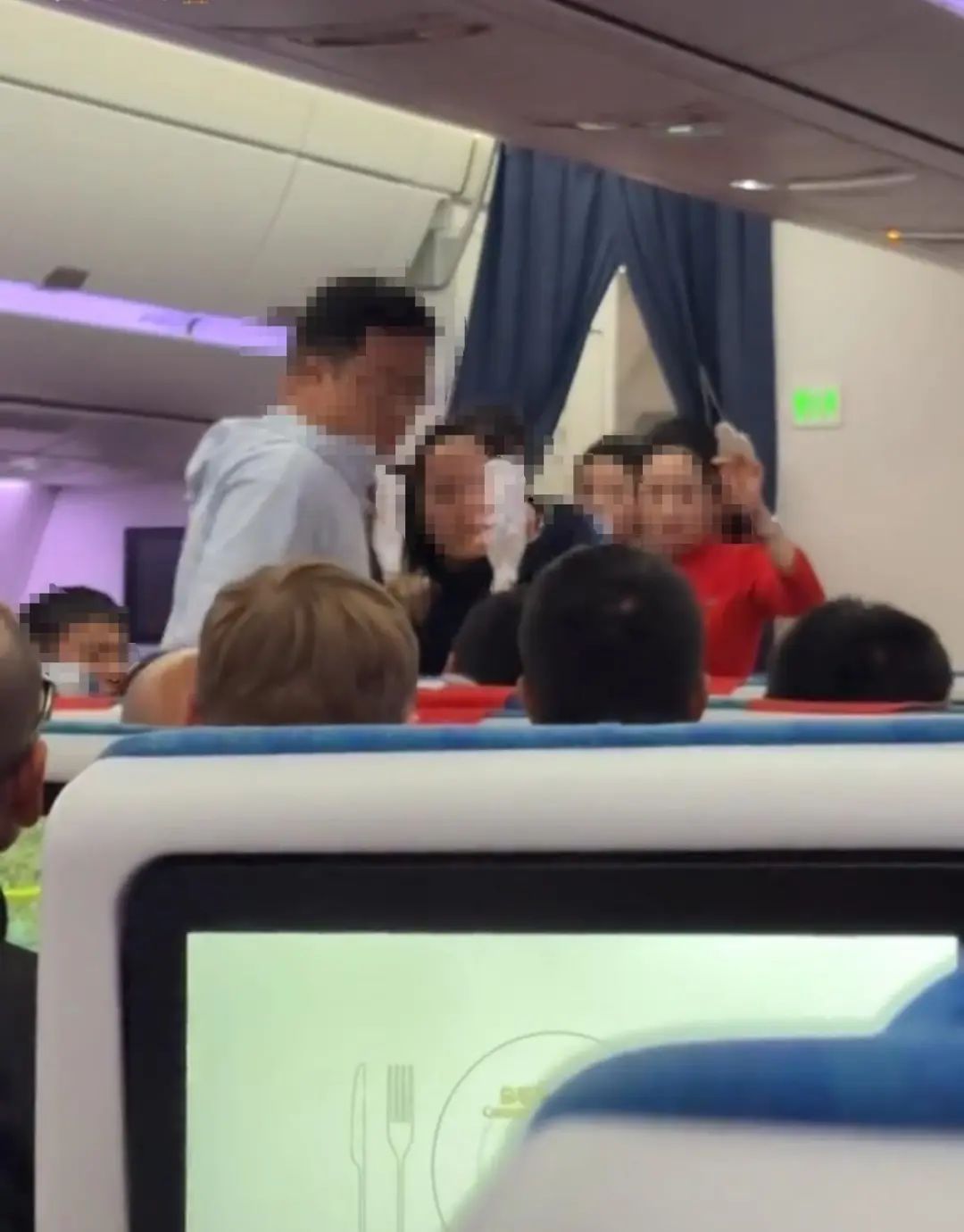 女子在飞机上向邻座乘客头上浇水，川航回应：落地后会由机场公安进行处理