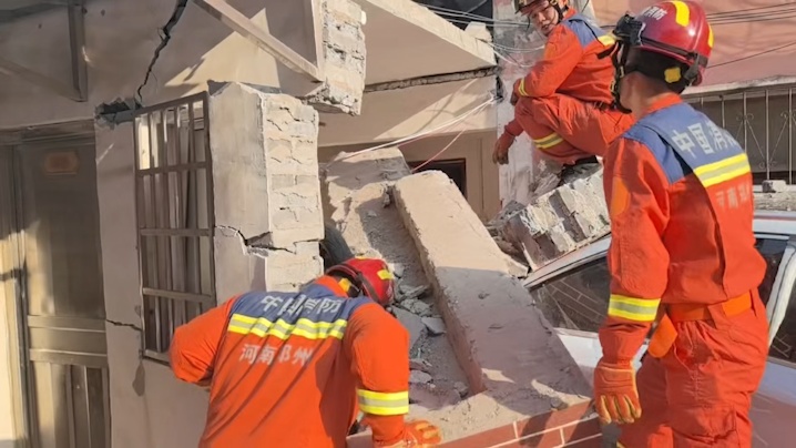 事发新密！一汽车失控“冲进”居民家中！