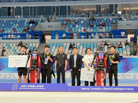 春晚扭秧歌机器人长跑夺冠 春晚扭秧歌机器人长跑夺冠