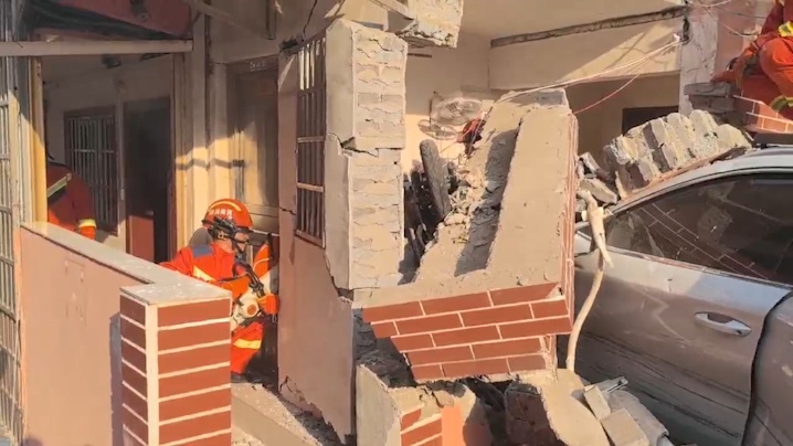 事发新密！一汽车失控“冲进”居民家中！