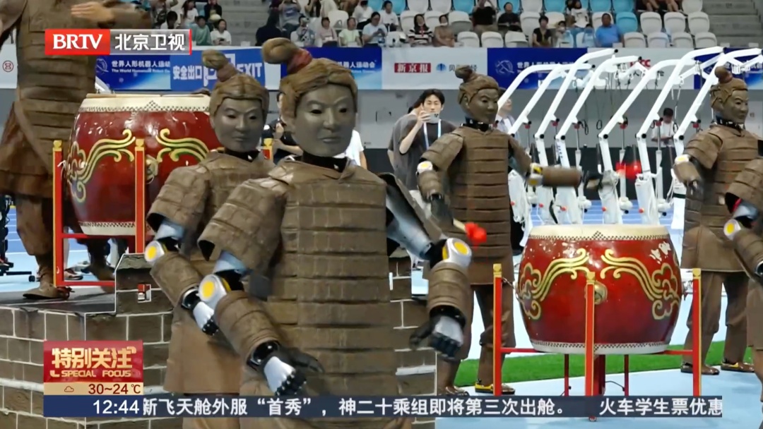 首枚金牌诞生！机器人披上兵马俑战甲与人共舞