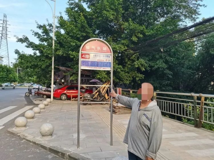 男子偷走24个站点42块公交车牌，被依法采取刑事强制措施