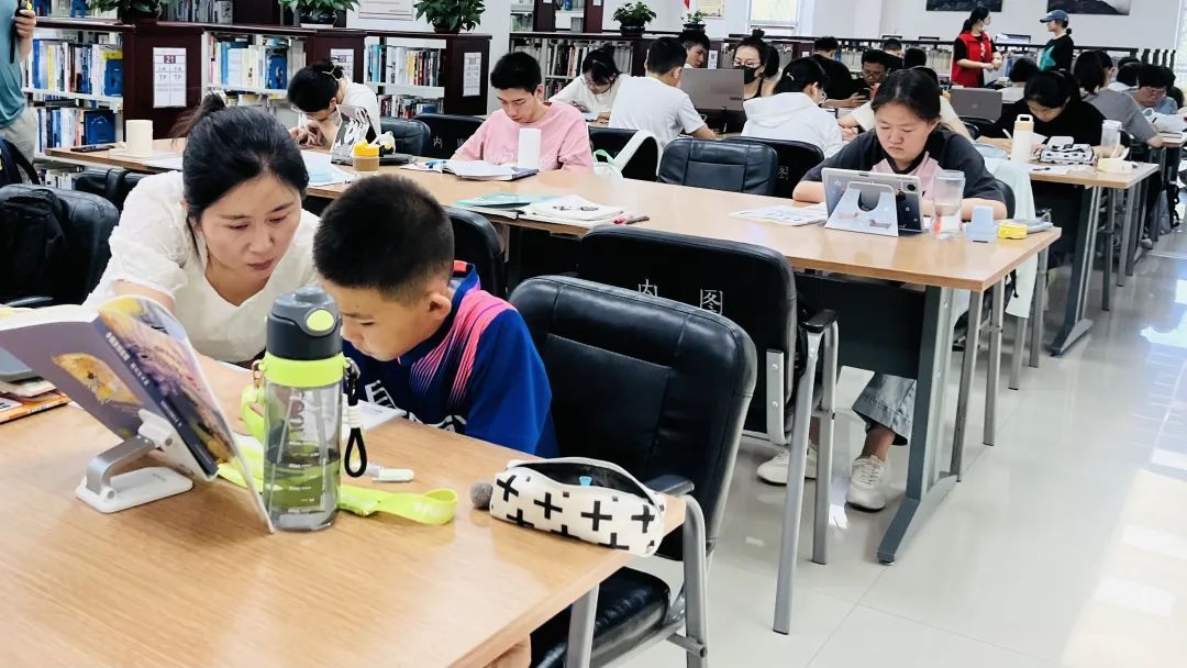 一位难求！呼和浩特这个地方最近超火爆，早上8点不到就已经排开长队