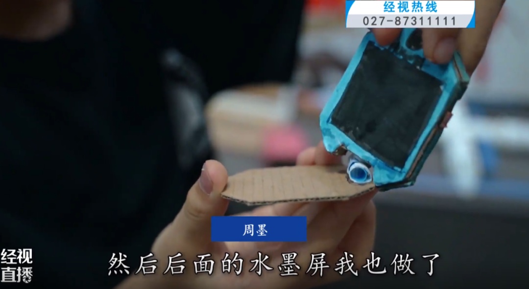 厉害！武汉8岁男孩用瓦楞纸手搓出一套3C产品，细节惊人