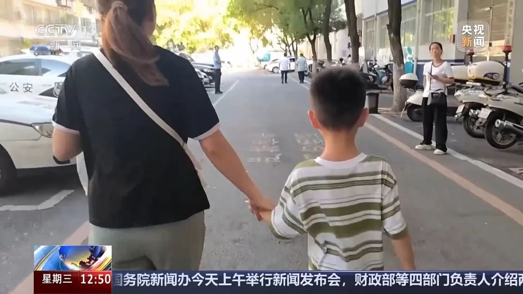 电动自行车“组装”公园长椅，4名少年危险出行！暑期尚未结束，家长们看好孩子！