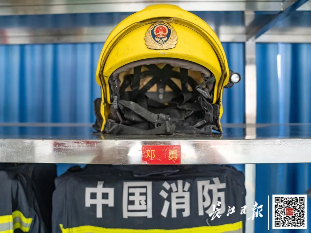 武汉消防员邓勇不幸牺牲,年仅28岁 武汉消防员邓勇不幸牺牲,年仅28岁