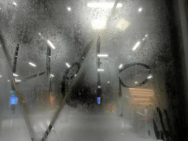 窗户上写着“救命”！日本大阪地铁瘫痪，约3万人被困