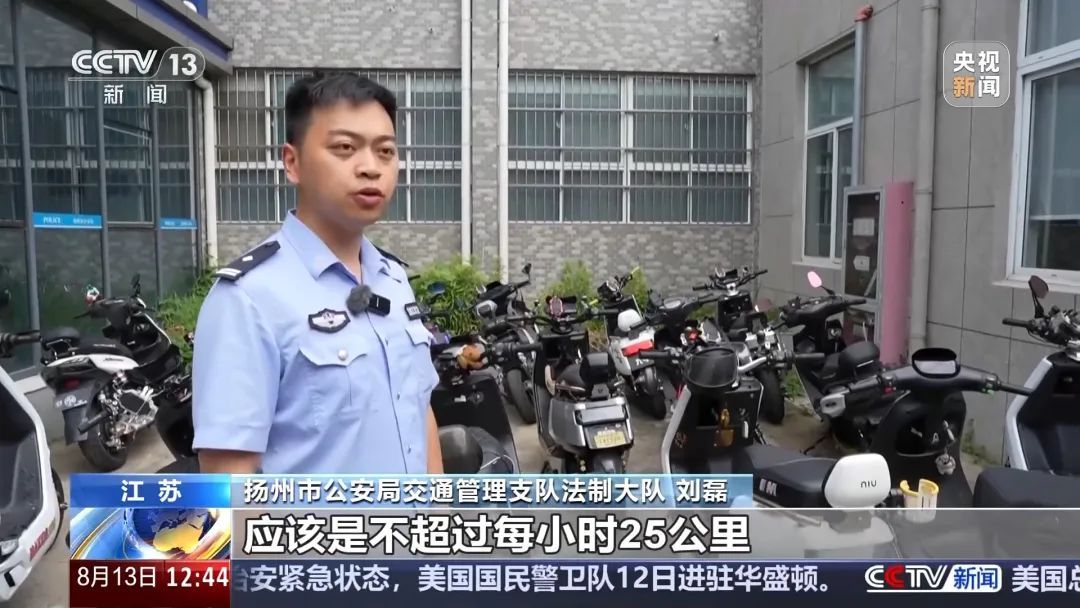 电动自行车“组装”公园长椅，4名少年危险出行！暑期尚未结束，家长们看好孩子！